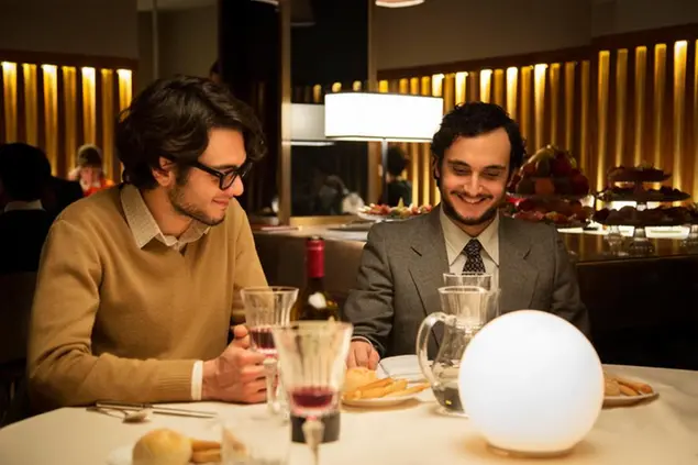 Francesco Serpico nei panni di Nino Sarratore con Matteo Cecchi che interpreta Pietro Airota (foto ANSA)