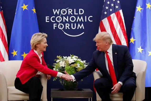 Ursula von der Leyen e Donald Trump nel gennaio 2020 (foto EPA)