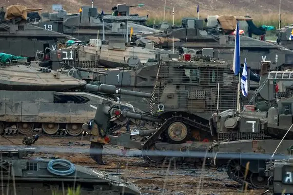 L'esercito israeliano si raduna al confine con Gaza il 24 ottobre (Hannibal Hanschke\\u00A0/ Epa)