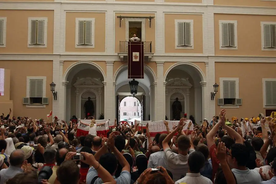Papa Benedetto XVI durante l'Angelus a Castel Gandolfo