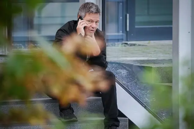 15 October 2022, Bonn: Robert Habeck (B'ndnis 90/Die Gr'nen), Federal Minister for the Economy and Climate Protection, talks on the phone on the sidelines of the federal party conference of B'ndnis 90/Die Gr'nen. The federal delegates' conference lasts until Oct. 16, 2022. Photo by: Kay Nietfeld/picture-alliance/dpa/AP Images