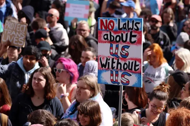 Proteste della comunità trans fuori dal parlamento a Londra dopo la sentenza della Corte suprema (foto Ansa/EPA)