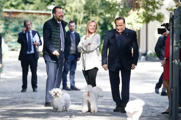 Foto Cecilia Fabiano/ LaPresse 19 Ottobre 2021 Roma (Italia) Cronaca: Incontro dei leader di centro destra presso la villa sull’Appia dove risiede Silvio Berlusconi Nella Foto : Silvio Berlusconi , Giorgia Meloni Matteo Salvini Photo Cecilia Fabiano/ LaPresse October 20 , 2021 Rome (Italy) News : Meeting off conservative parties in Berlusconi’s house in Rome In the Pic : Silvio Berlusconi , Giorgia Meloni Matteo Salvini