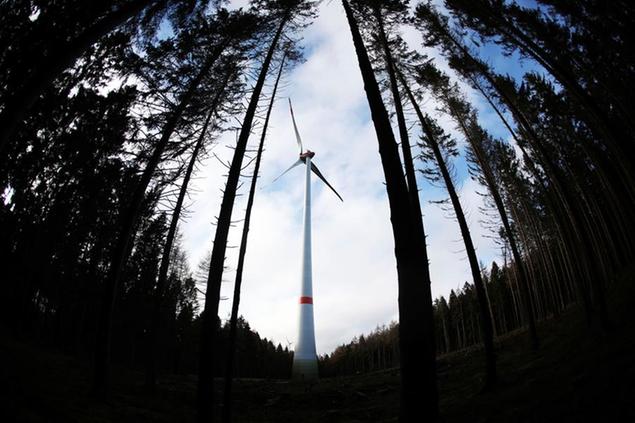 16 December 2020, North Rhine-Westphalia, H'rtgenwald: A wind turbine stands in the Peterberg forest near Vossenack. The construction of wind turbines in forests is controversial in NRW. (to dpa \\\"Between nature conservation and energy transition: dispute about wind turbines in the forest\\\") Photo by: Oliver Berg/picture-alliance/dpa/AP Images