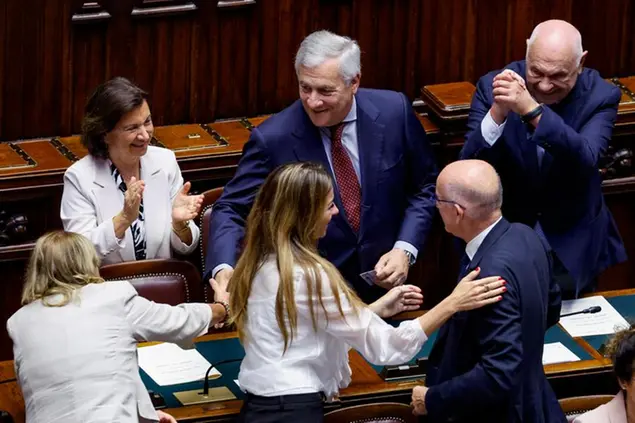 La ministra della Famiglia Eugenia Roccella, il ministro degli Affari Esteri Antonio Tajani ed il ministro della Giustizia Carlo Nordio festeggiano il risultato del voto finale del disegno di legge costituzionale sulla riforma della magistratura per la separazione della carriere
