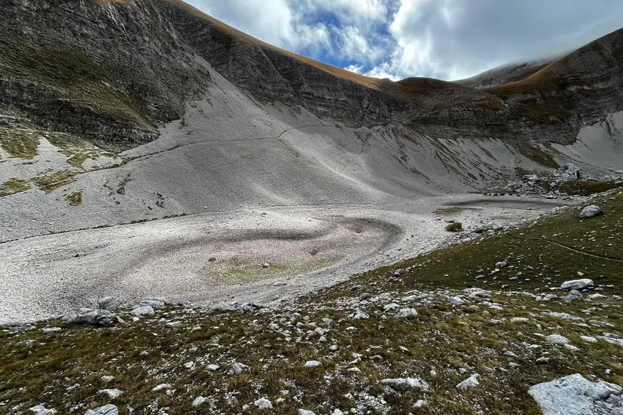 Il lago di Pilato, sui monti Sibillini, a secco. L'esperienza spagnola in fatto di crisi idriche offre lezioni utili anche all'Italia. Foto Ansa