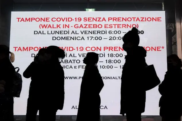 23/12/2021 Roma, fila nei punti per il test del tampone rapido