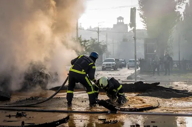 Un vigile del fuoco aiuta il suo collega a uscire da un cratere dopo un attacco russo a Kiev, in Ucraina, lunedì 10 ottobre 2022\\u00A0(AP Photo/Roman Hrytsyna)