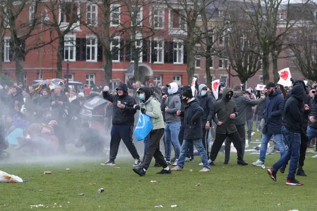 (Amsterdam, proteste anti lockdown e scontri con la polizia. Foto AP)
