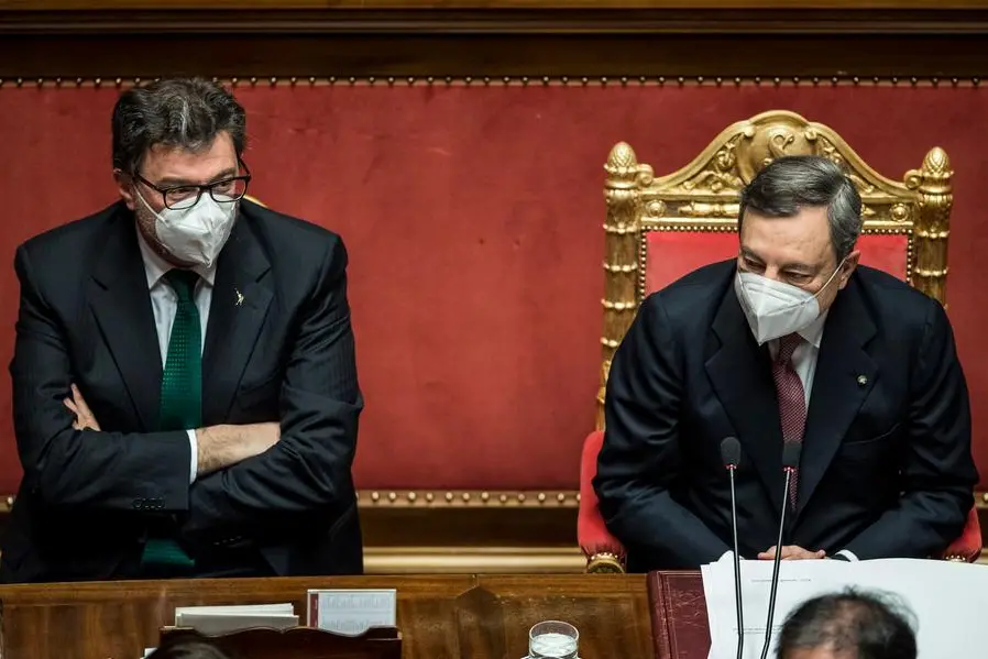 Il presidente del consiglio Mario Draghi con il ministro Giancarlo Giorgetti (LaPresse)