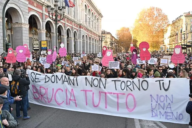 Il corteo di Non una di meno a Torino aperto dallo striscione con la celebre frase di Cristina Torres-Cáceres
