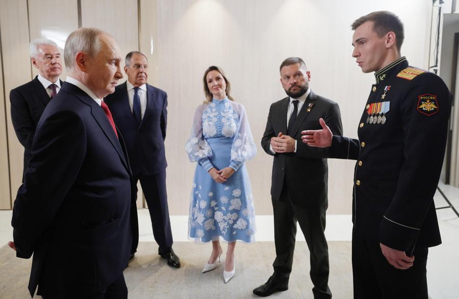Una sala elettorale in Russia con candidati militari e personaggi legati al potere