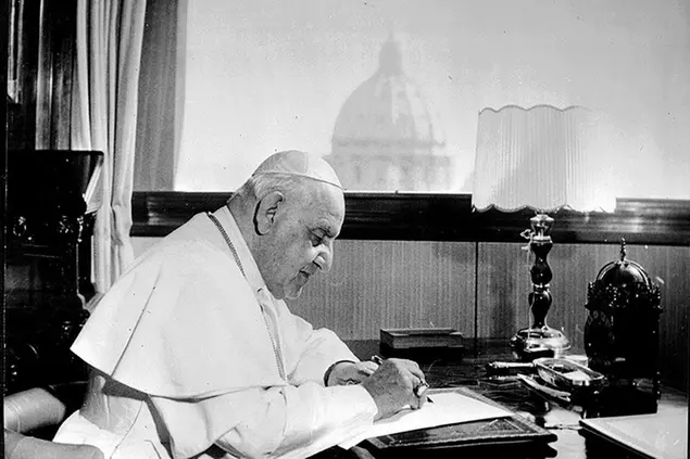 Papa Giovanni XXIII nel suo studio in Vaticano (foto ANSA)