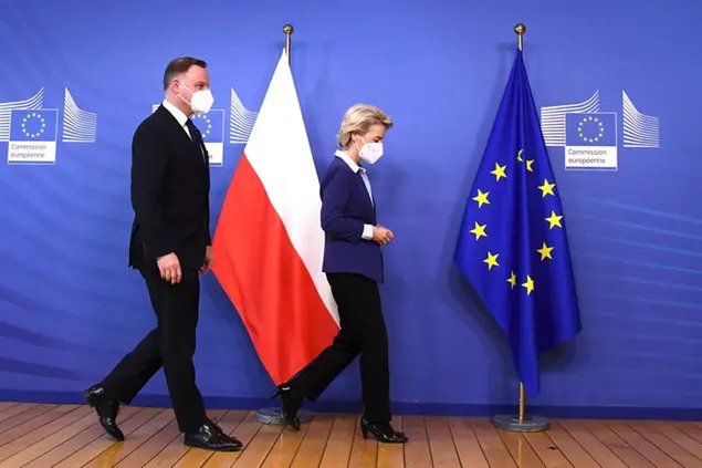 (Il presidente Duda e Ursula von der Leyen insieme a Bruxelles lunedì. Foto AP)