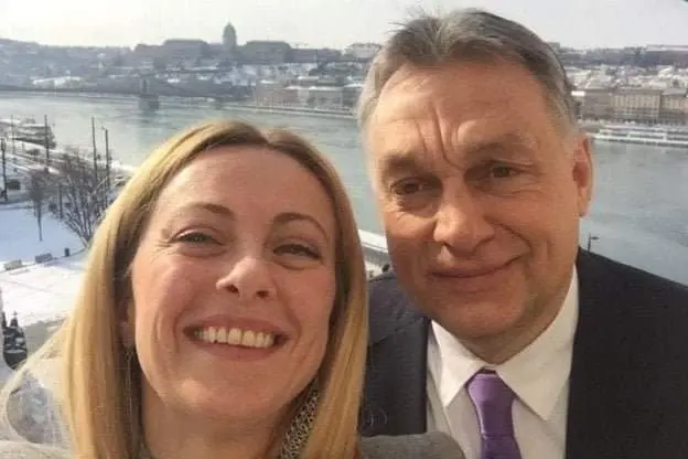 (Uno dei selfie budapestini di Giorgia Meloni con il premier ungherese)
