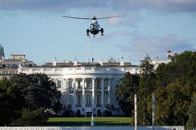 The helicopter that will carry President Donald Trump to Walter Reed National Military Medical Center in Bethesda, Md., lands on the South Lawn of White House in Washington, Friday, Oct. 2, 2020. The White House says Trump will spend a \\\\\\\"few days\\\\\\\" at the military hospital after contracting COVID-19. (AP Photo/J. Scott Applewhite)