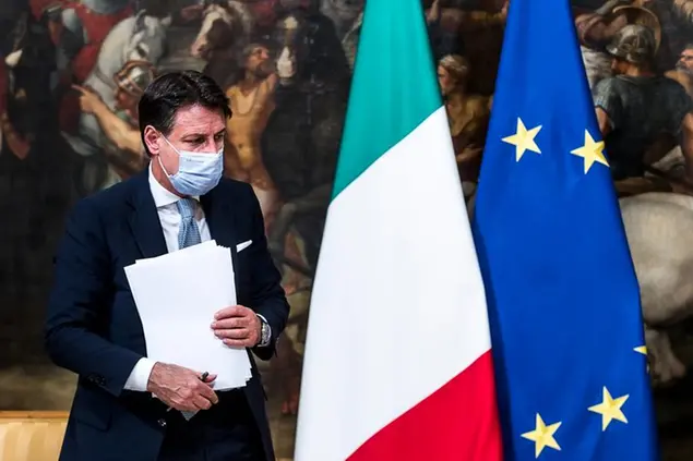 Foto Angelo Carconi/LaPresse/POOL Ansa 04-11-2020 Roma, Italia PoliticaNuovo Dpcm del 4 novembre, il premier Giuseppe Conte in conferenza stampa presenta il nuovo dpcm Nella Foto Giuseppe ContePhoto Angelo Carconi/LaPresse/POOL Ansa November 4. 2020 Rome, ItalynewsItalian Prime MinisterGiuseppe Conte attends a press conference to present the new measures contained in the new Ministerial Decree (DPCM) for the Covid-19 emergency, at the Palazzo Chigi in Rome, Italy, 04 November 2020.