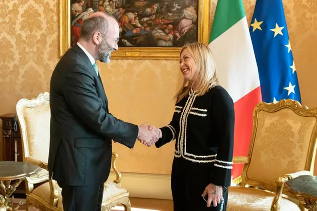 (Il leader del Ppe con Giorgia Meloni. Foto LaPresse)