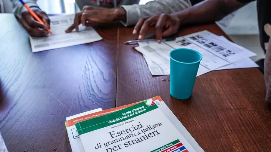 Corsi d’italiano obbligatori ma introvabili: se la domanda supera l’offerta, il caso Lazio