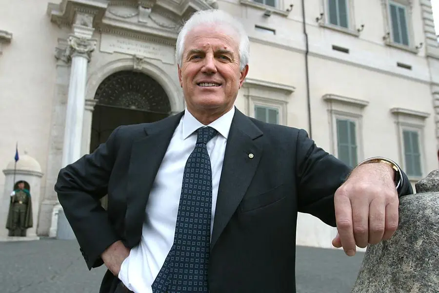 © ROBERTO MONALDO/LAPRESSE 04-12-2003 ROMA ECONOMIA CERIMONIA PER L'ASSEGNAZIONE DEL PREMIO LEONARDO NELLA FOTO GILBERTO BENETTON (PRESIDENTE EDIZIONI HOLDING)