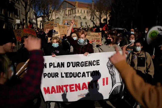 (La protesta del mondo della scuola è stata massiccia in tutto il paese, qui le proteste a Marsiglia. Foto AP)