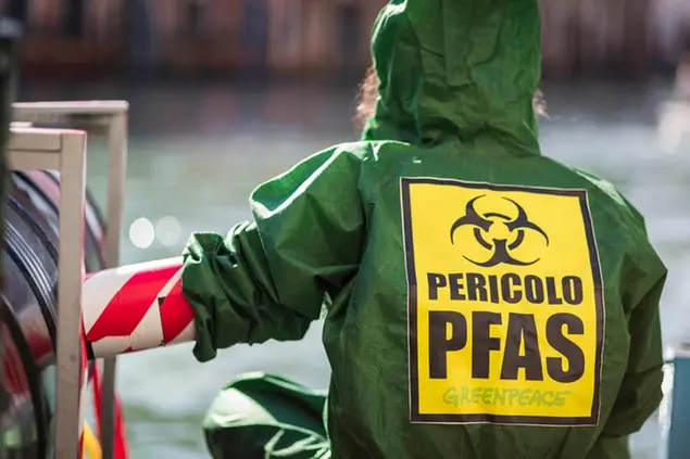 (Greenpeace alla Regione Veneto per protestare contro l’inquinamento da Pfas,\\u00A0sostanze chimiche pericolose. Foto Greenpeace)