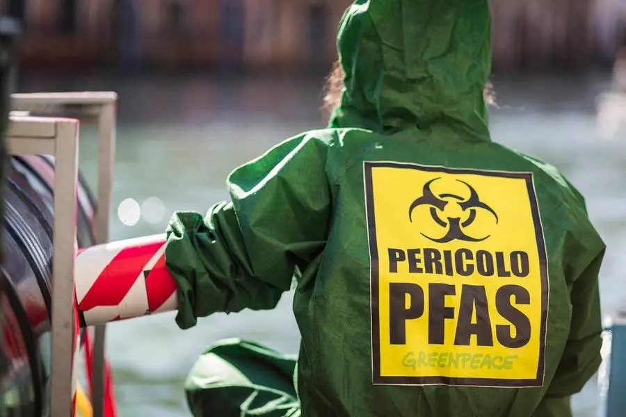 (Greenpeace alla Regione Veneto per protestare contro l’inquinamento da Pfas,\\u00A0sostanze chimiche pericolose. Foto Greenpeace)