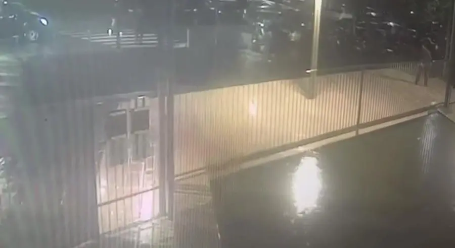 Un frame dell'aggressione, ripreso dalle telecamere di sorveglianza