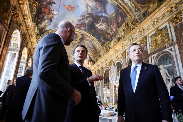 (Il presidente del Consiglio europeo, presidente francese e premier italiano a Versailles. Foto AP)