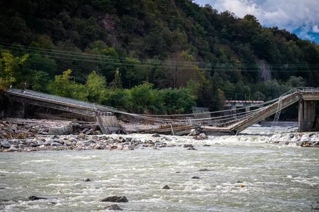 Allerta meteo in Piemonte. Nella foto un ponte distrutto dalla piena del fiume Sesia (LaPresse)