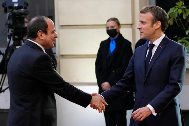 (Macron accoglie al vertice al Sisi, che a fine 2020 ha pure dotato di legion d'onore. Foto AP)