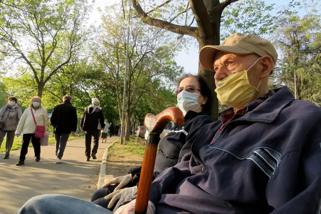21/04/2020 Belgrado, Anziani pensionati a passeggio. Dal 18 marzo, c'è divieto di movimento per le persone di età superiore ai 65 anni in Serbia a causa della pandemia, hanno il diritto di camminare per mezz'ora il martedì, il venerdì e la domenica