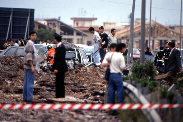 La strage di Capaci nel 1992, in cui persero la vita il magistrato Giovanni Falcone, sua moglie Francesca Morvillo e gli uomini della scorta (Foto AGF)