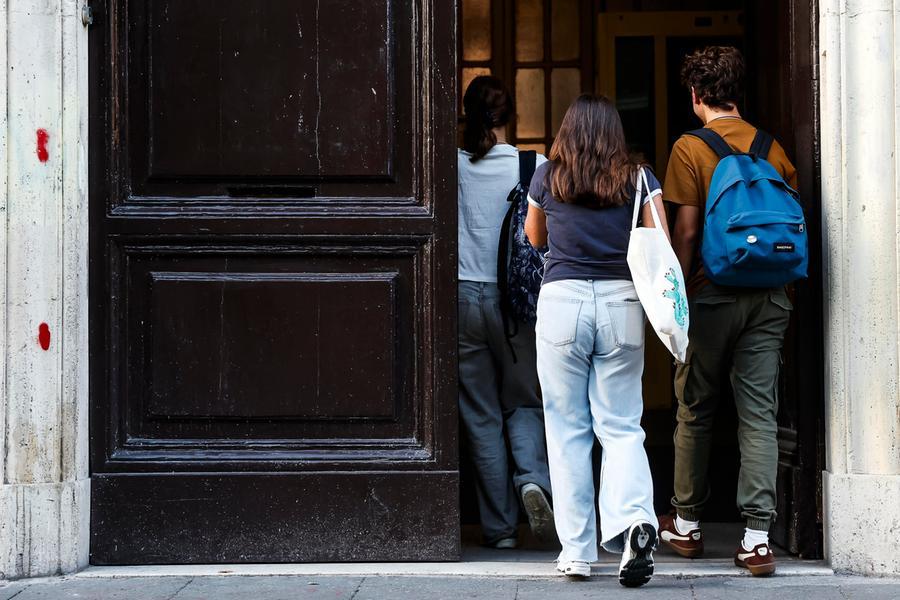 Contratto scuola, di «storico» c’è solo l’impoverimento. La questione salariale dimenticata