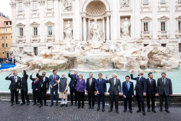 (I leader del G20 lanciano la monetina alla fontana di Trevi)