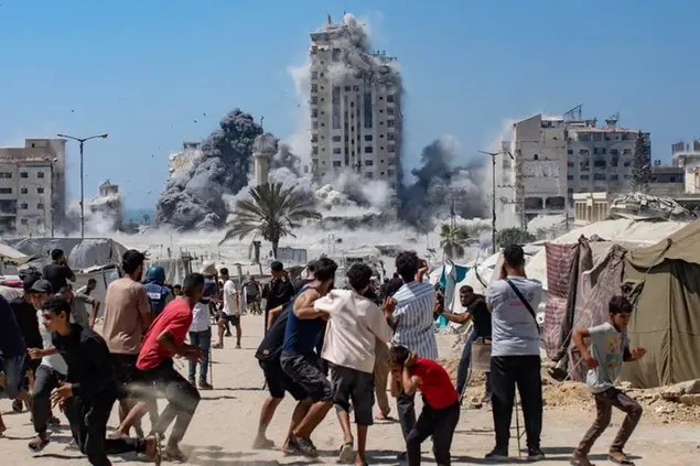Bombardamento dell'Idf della torre Mushtaha a Gaza City, 5 settembre 2025
