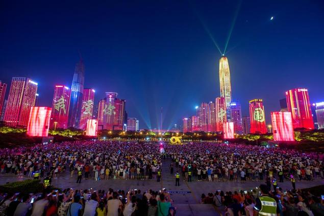 03/10/2019 Shenzhen. Spettacolo di luci per le celebrazioni dei 70 anni della Repubblica popolare cinese.