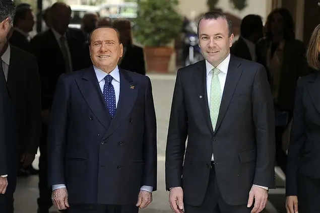 (Berlusconi con Weber a palazzo Grazioli nel 2016)