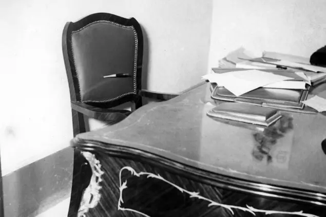 archivio storico nella foto: Delitti e Omicidi. Particolari della scrivania del Presidente Giannola, con foro fatto da uno dei tre proiettili esplosi Busta n° 1291/A