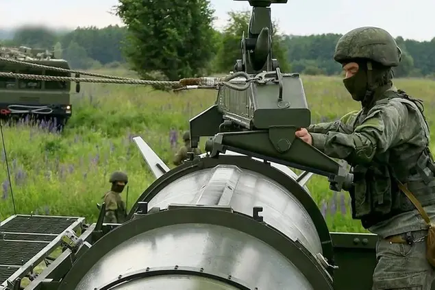 Un militare russo con un Iskander