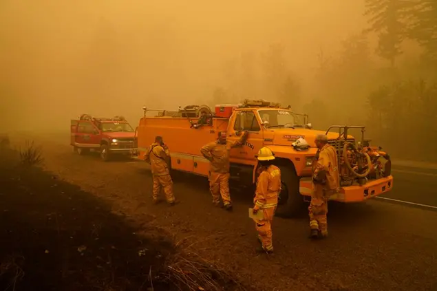 Pompieri alle prese con gli incendi dell'Oregon - Foto LaPresse - AP