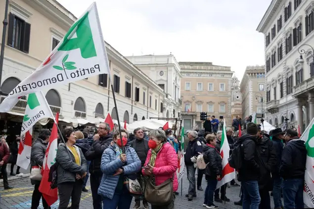 Foto Cecilia Fabiano/LaPresse 17-12-2022 Roma, Italia - Politica - Manifestazione del PD contro la manovra - Nella Foto :La piazza December 17, 2022 Rome, Italy -Politics -Demonstration of the Democratic Party against the maneuver - In the photo: the demonstration