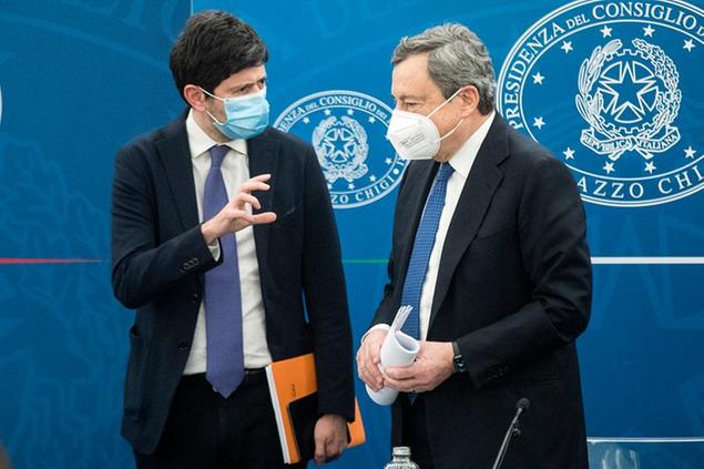 Il ministro Roberto Speranza e il premier Mario Draghi Foto LaPresse