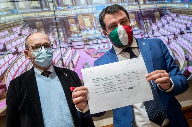 Alberto Bagnai e Matteo Salvini mostrano i calcoli dell'intervento sull'Iva. Foto: LaPresse