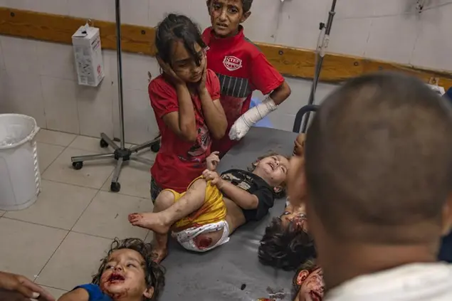 Bambini palestinesi feriti a Gaza nell'ospedale Al Nasser