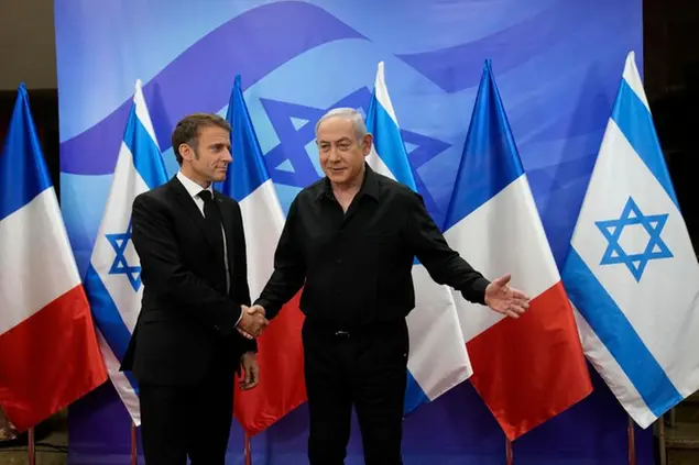 (Macron con il premier israeliano. Foto Ansa)