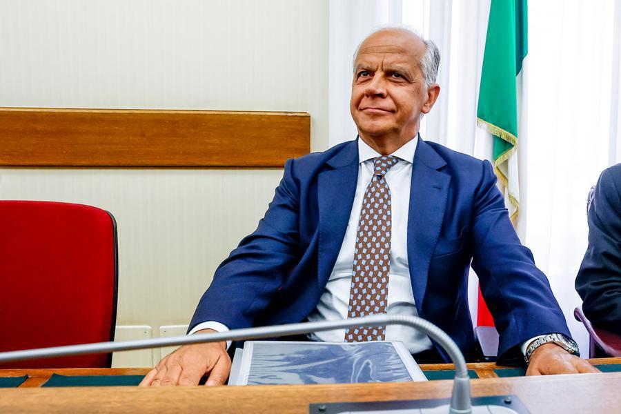 I medici davanti ai Cpr. Il ministro Piantedosi ignora la Costituzione