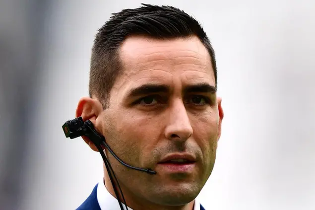 L'arbitro di Juventus-Inter, Andrea Colombo, indossa la Ref-cam (FOTO AFP)