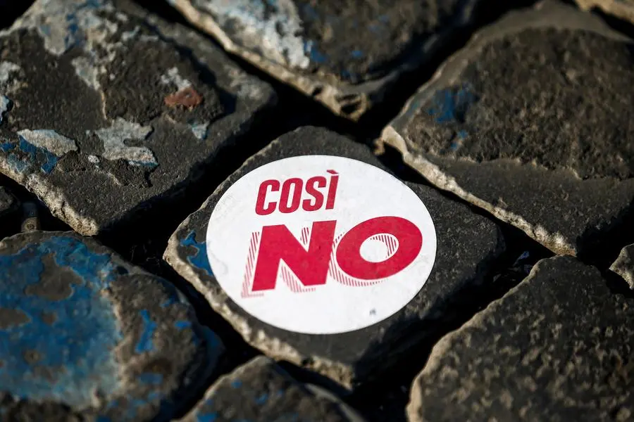 Foto Cecilia Fabiano/LaPresse 13 Settembre 2020 Roma (Italia) Cronaca Manifestazione per il No al referendum sul taglio dei parlamentari. Nella Foto: la manifestazione in piazza santi apostoli Photo Cecilia Fabiano/LaPresse September 13 , 2020 Rome (Italy) News Demonstration for support the No at the referendum for choose if cut the parliamentarians seats. In the pic : the demonstration in Santi Apostoli squeare