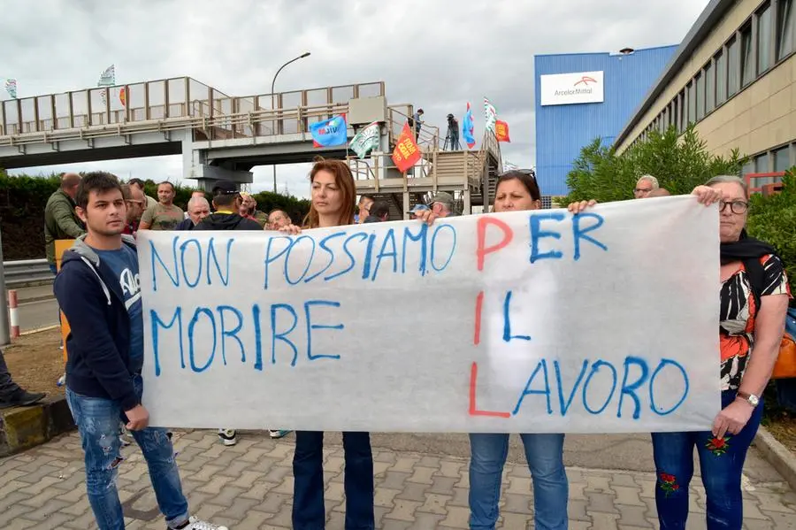 06/11/2019 Taranto, Presidio permanente davanti alla direzione dello stabilimento Arcelor Mittal, ex Ilva. Nella foto un gruppo di ambientalisti